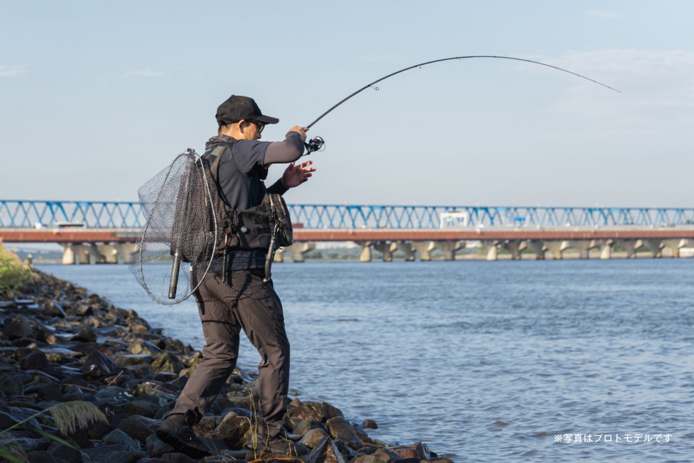 バイブレーションの早巻きで狙い通りに喰わせた川上さん。すかさず浮かせてラインブレイクを防ぐ。