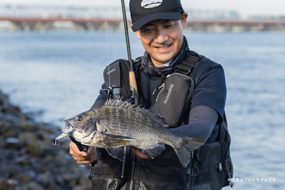 テクニックを駆使して釣り上げたクロダイに喜びもひとしお。様々なルアーが繊細に操れるのはチニング専用ロッドならではですと川上さん。