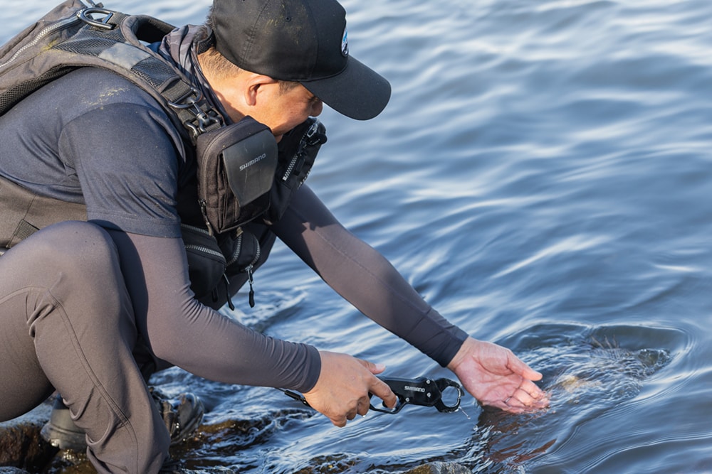 リーダーは牡蠣瀬の周辺を狙うために16lbを選択していた。前日のトップウォーターの釣りでは操作性を重視して12lbを選択して使い分けていた。