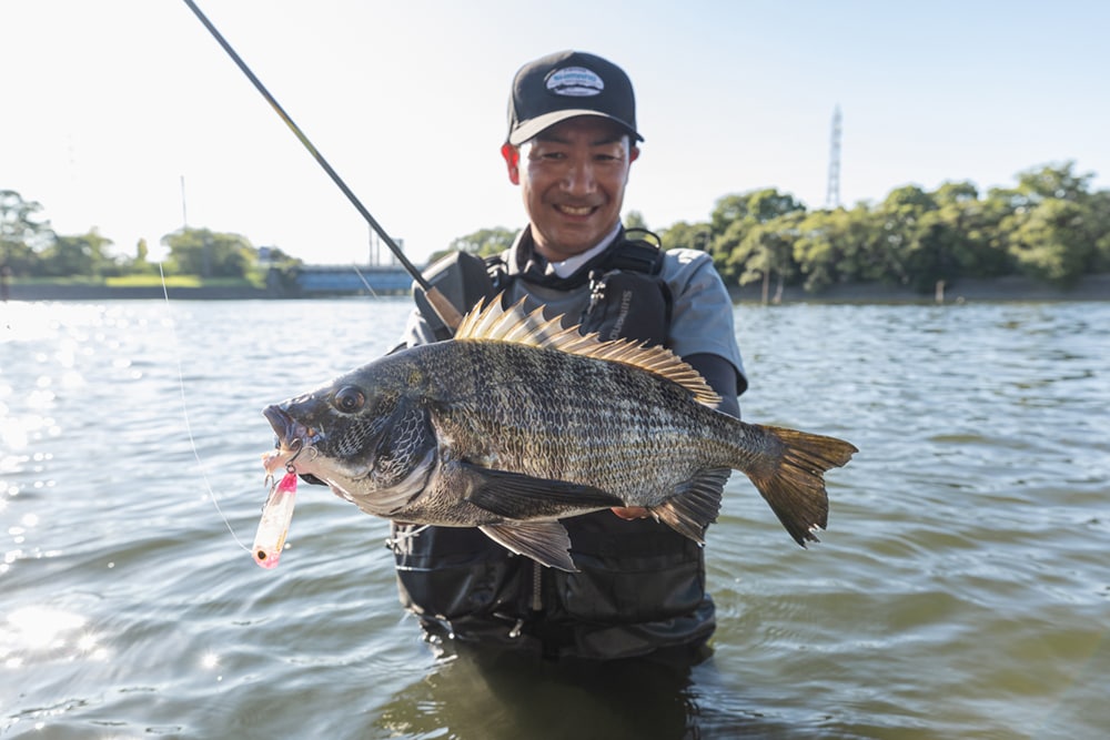 多様なルアーをイメージ通り操り狙え。夏の東京湾のクロダイゲームで川上靖雄が新しい「ブレニアスXR」を使いこなす。