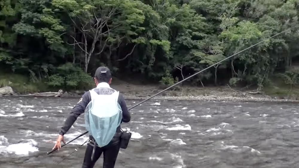 泳がせ釣りは45度くらいで竿を持ち、張らず緩めずでオトリを泳がせる。