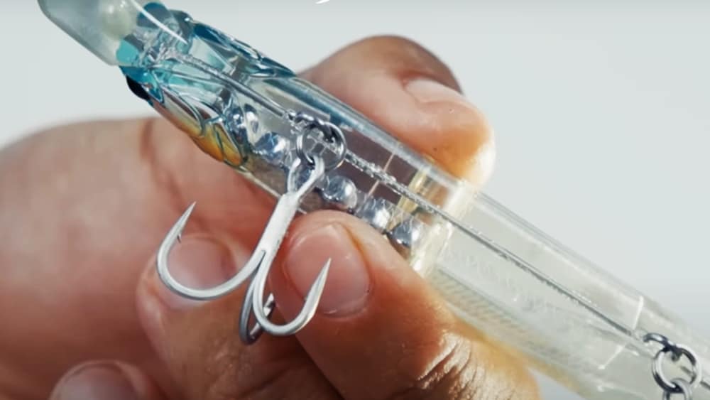 フックは#4を装着。貫通ワイヤーなので、大型の力強い引き、ボディ破損時にアイが抜けることがない。 フックは#4を装着。貫通ワイヤーなので、大型の力強い引き、ボディ破損時にアイが抜けることがない。