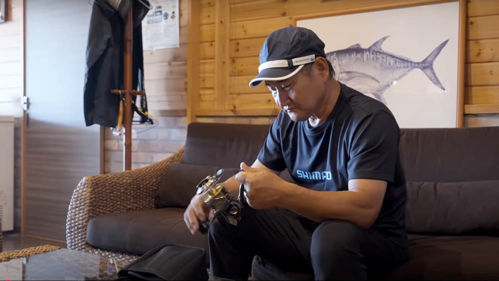 はじめて新生ステラSWを手にし、ハンドルを回して回転のスムーズさに感心する福井さん。 はじめて新生ステラSWを手にし、ハンドルを回して回転のスムーズさに感心する福井さん。