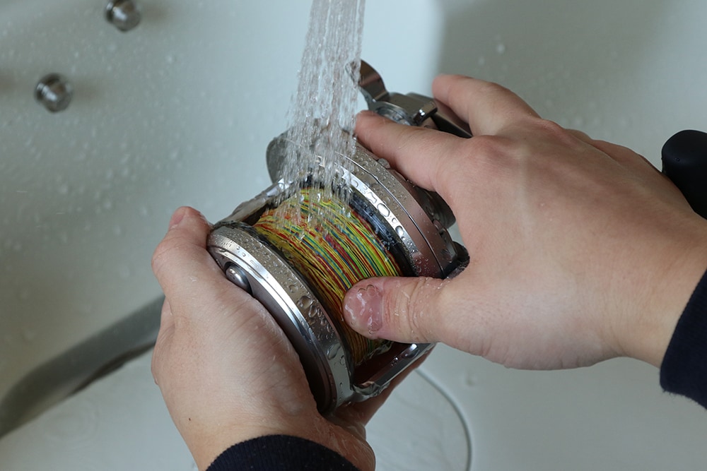 まずはリール全体にまんべんなく水を掛けて塩分や汚れを落とします。 まずはリール全体にまんべんなく水を掛けて塩分や汚れを落とします。