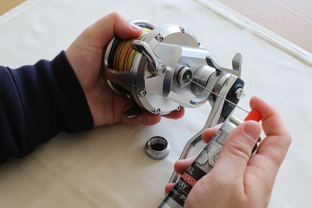 メカニカルブレーキノブを外して内部に注油します。ここでも余分なオイルやグリスは拭き取っておきます。 メカニカルブレーキノブを外して内部に注油します。ここでも余分なオイルやグリスは拭き取っておきます。