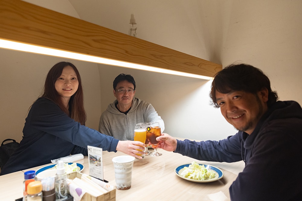 こうしてあっという間の1日目は終了。皆でおいしい焼き鳥を楽しみながら、鈴木さんがここでしか聞けないロケの話を披露。 こうしてあっという間の1日目は終了。皆でおいしい焼き鳥を楽しみながら、鈴木さんがここでしか聞けないロケの話を披露。