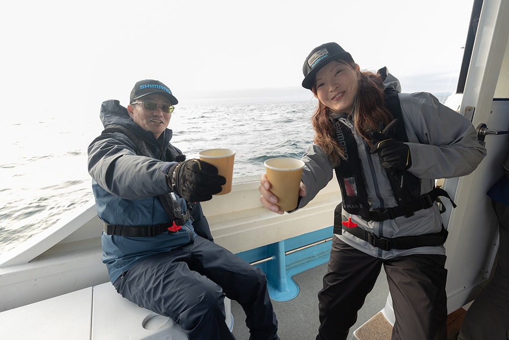 次第に明るくなり、船長が淹れてくれたコーヒーで休憩を挟みながら、引き続きヒラマサを狙っていきます。 次第に明るくなり、船長が淹れてくれたコーヒーで休憩を挟みながら、引き続きヒラマサを狙っていきます。
