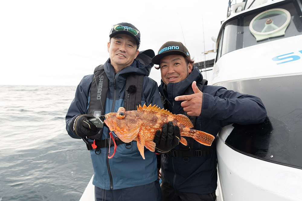 するとまずは武藤さんがタイラバでウッカリカサゴをキャッチ。ひとまず魚の反応が得られたことに張り詰めていた空気が和らぎます。 するとまずは武藤さんがタイラバでウッカリカサゴをキャッチ。ひとまず魚の反応が得られたことに張り詰めていた空気が和らぎます。