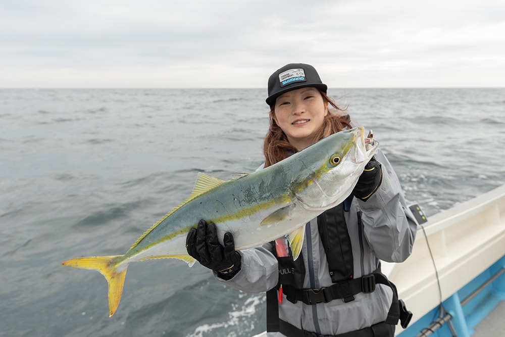 その1匹をきっかけに、さらにジギングで釣果を重ねた阿部さん。さらに鈴木さんがキャスティングで10kgクラスのヒラマサを釣り上げ、船中を沸かせます。 その1匹をきっかけに、さらにジギングで釣果を重ねた阿部さん。さらに鈴木さんがキャスティングで10kgクラスのヒラマサを釣り上げ、船中を沸かせます。