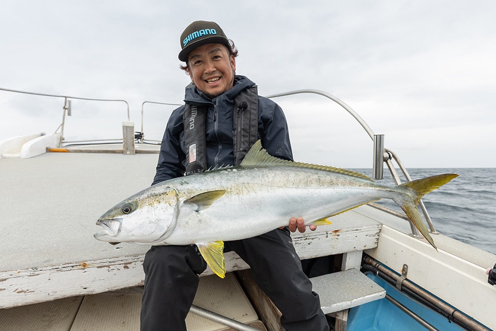 その1匹をきっかけに、さらにジギングで釣果を重ねた阿部さん。さらに鈴木さんがキャスティングで10kgクラスのヒラマサを釣り上げ、船中を沸かせます。 その1匹をきっかけに、さらにジギングで釣果を重ねた阿部さん。さらに鈴木さんがキャスティングで10kgクラスのヒラマサを釣り上げ、船中を沸かせます。
