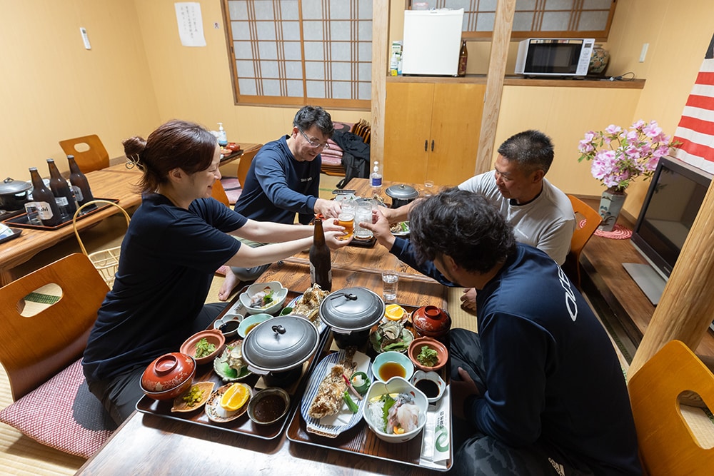 そして2日目は見島の宿に泊まって明日に備えます。船長も加わり賑やかな夕食となりました。 そして2日目は見島の宿に泊まって明日に備えます。船長も加わり賑やかな夕食となりました。
