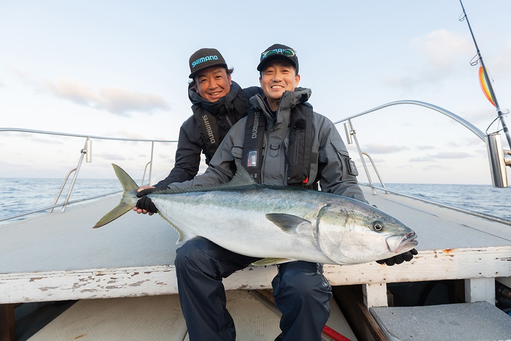 こうして見事にネットイン。釣り上げたのは16kgクラスの大物です。さらにこれはブリとヒラマサのハイブリット個体で珍しい1匹でもありました。 こうして見事にネットイン。釣り上げたのは16kgクラスの大物です。さらにこれはブリとヒラマサのハイブリット個体で珍しい1匹でもありました。