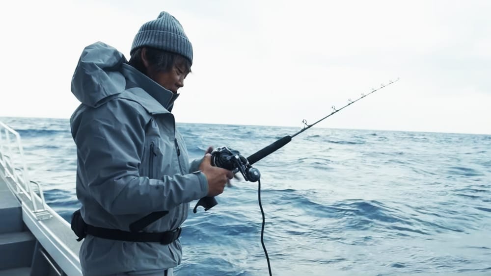 短い全長でいろいろな魚や水深に対応できるアルシエラ泳がせM/MH150でエサのムロアジを釣る。 短い全長でいろいろな魚や水深に対応できるアルシエラ泳がせM/MH150でエサのムロアジを釣る。
