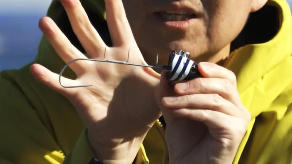 断面がフラットでエサを巻きやすく、砲弾型で潮の抵抗をつかみやすいヘッド
