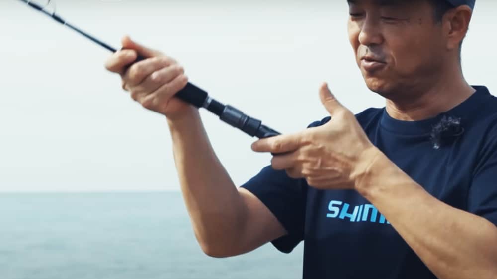 電動リール専用設計のグリップまわりが、圧倒的に使いやすくなっていると語る松岡さん。 電動リール専用設計のグリップまわりが、圧倒的に使いやすくなっていると語る松岡さん。
