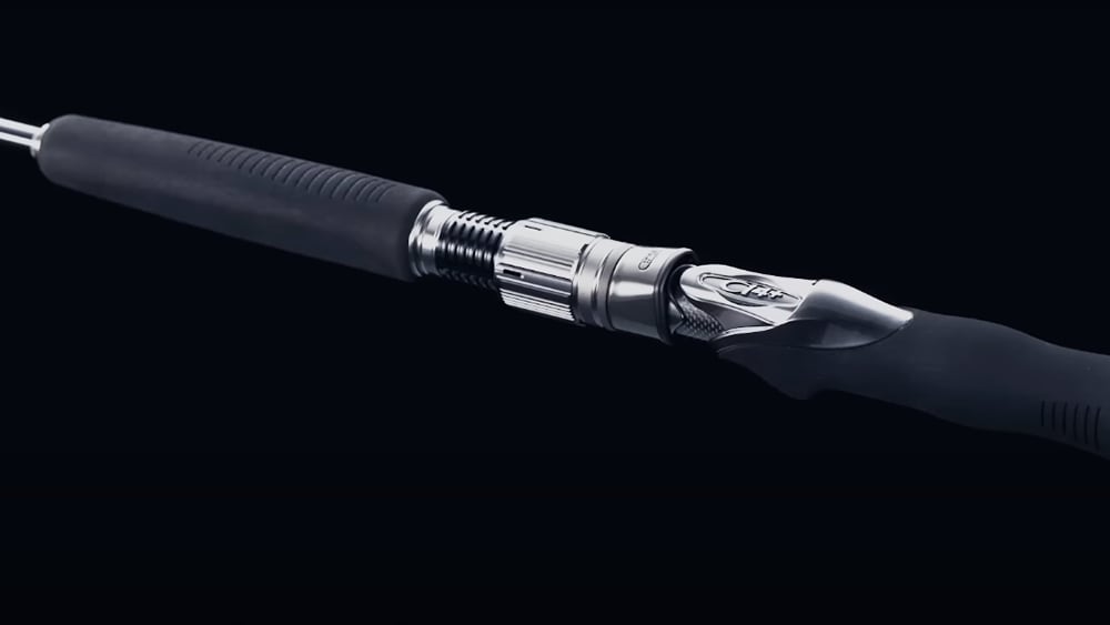 ボリュームのある電動リールのホールド性を考えた、グリップデザイン。 ボリュームのある電動リールのホールド性を考えた、グリップデザイン。