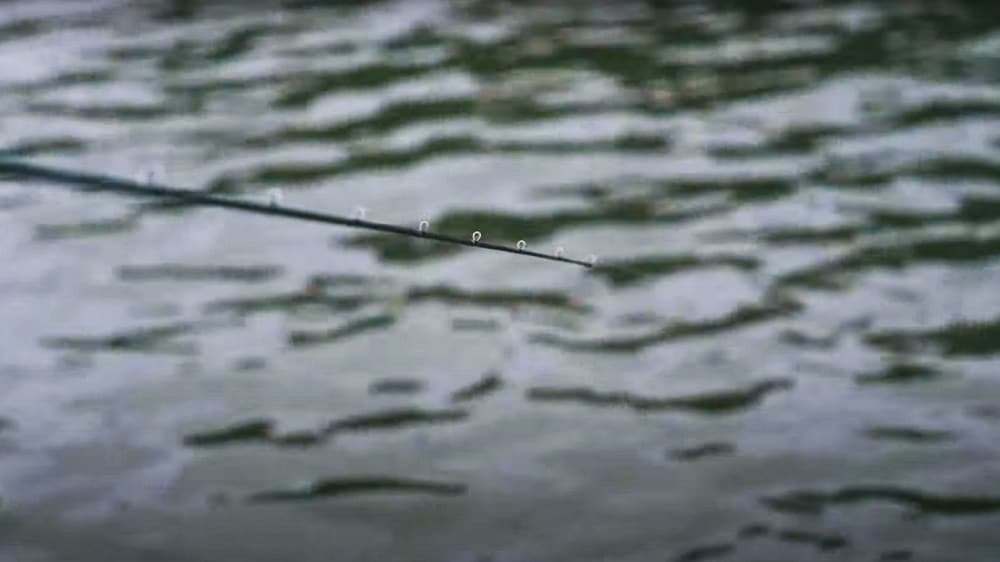 ワイヤーベイトを使用するのに最適な「165MH-LM」は、低弾性ゆえのティップの振動が、水中の様子、ルアーの動きを鋭敏に伝えてくれる。