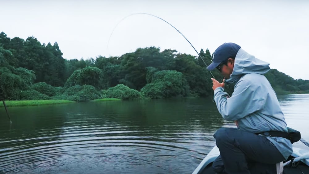 タイダルリバーらしいターゲットのシーバスがヒット。「これも嬉しい1本です」。