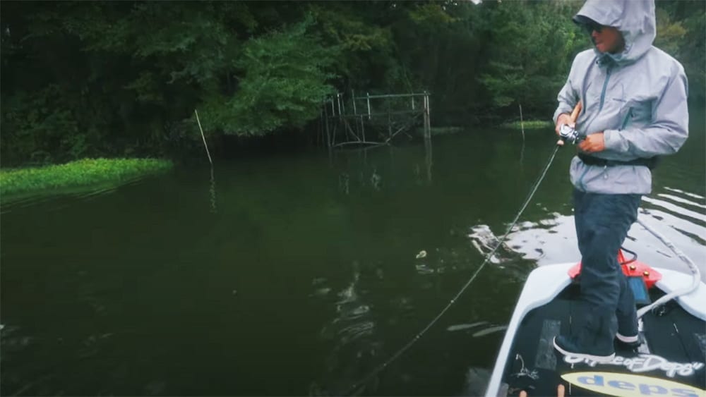 バンタム オリバクランクを結んだ168M-LM/2で、すぐにバイトを得てヒットに持ち込んだ。特定のルアーや用途に縛られることなく、幅広いシチュエーションに対応できるこのモデルは、まさに“1本で何でもこなせる”万能型だ。