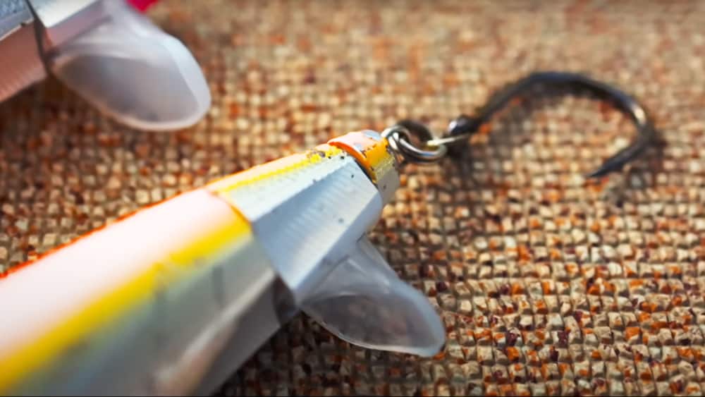 荒れた海面で水噛みをよくしてアピール力を高めるため、プロップフィンをノーマル（写真下）からラージフィン（写真上）へ交換して対応した。