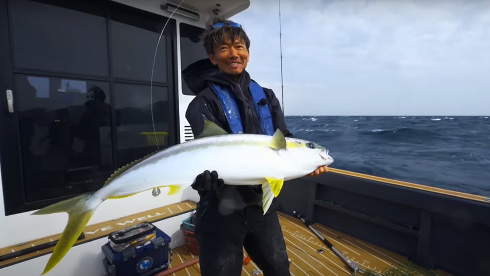 スクリュードライブ180Fでヒラマサをキャッチ。戸惑うぐらい、頻繁に魚が出てきたと語った。