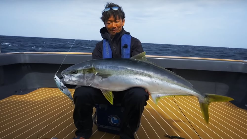 喰わせのアクションを実践してキャッチ。水面近くのバイトが見えるルアーである。