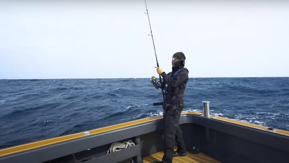 ロッドを立ててルアーが水面方向へ移動するように誘うと喰わせ切ることができる、と語る田代さん。