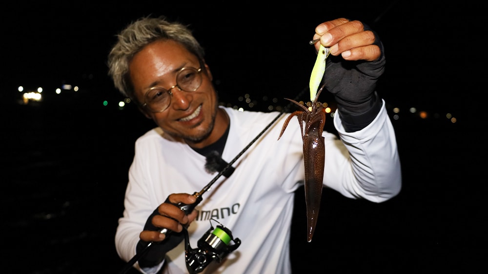 沖のボトム攻めで連発した湯川さん。「風が強くて難しいけど、しっかりエギをコントロールしてアタリを出すのが楽しい！」