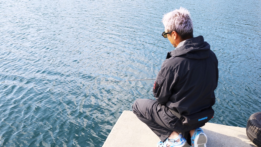 明るいうちに水深を把握する湯川さん。セッピー2.2号に約2グラムのシンカーを追加しても着底まで74カウント。「水深15~16mはある。エグない？(笑)」