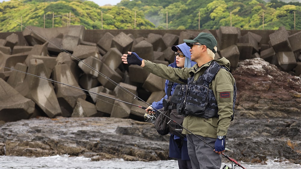 春イカの基本について片原さんへ解説する湯川さん