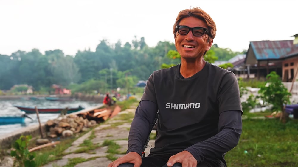 西パプアは数々の怪魚、強い魚が狙える場所。その中で、奥田さんの今回のメインターゲットはパプアンブラックバス。淡水魚最強と呼ばれる引きの強さを持つ。自身が監修したツアーロッド『キャプチャー』で挑む。