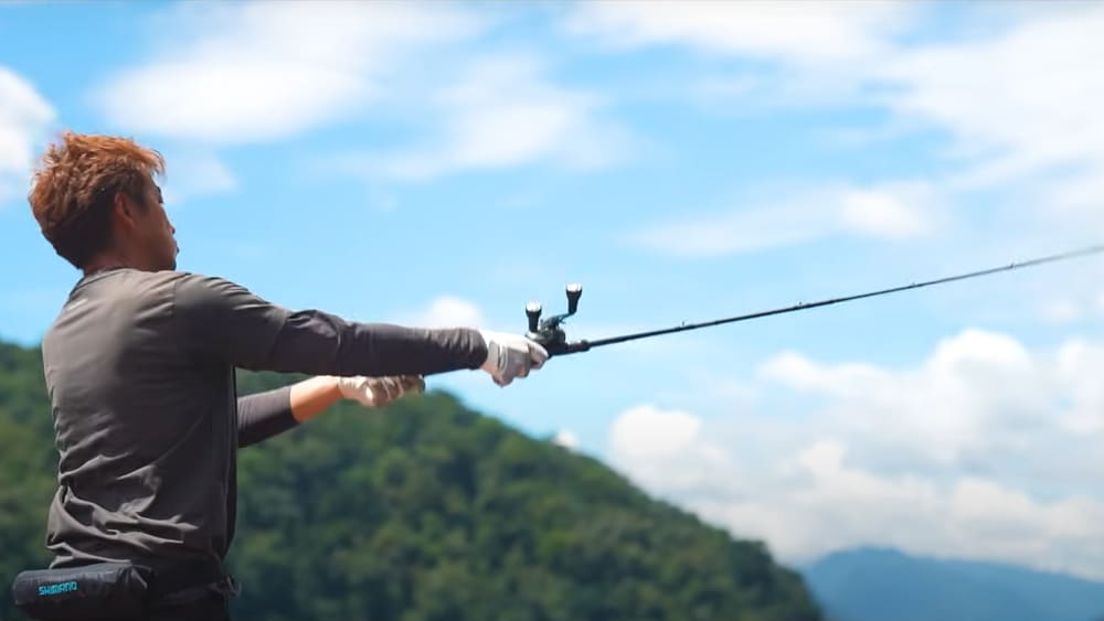 一日中キャストとアクションを続けられる軽さと操作性が必要。