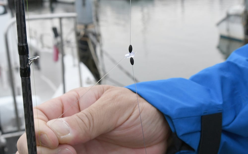 ゴム管の間に回転ビーズを入れてエダス（捨て糸）をセットする