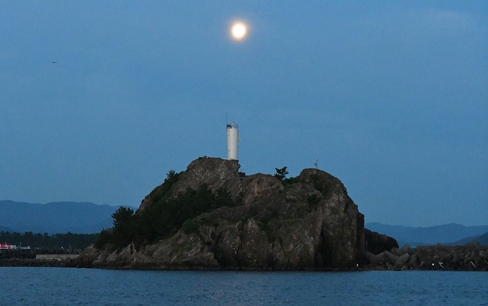 鳥取沖のボートアジングは港の周辺が舞台となった。午前3時から朝にかけての時間帯に良型を狙った 鳥取沖のボートアジングは港の周辺が舞台となった。午前3時から朝にかけての時間帯に良型を狙った
