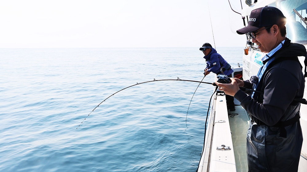 タイラバのエキスパートである赤澤康弘さんと、電動を知り尽くすイカ先生こと富所潤さんが共演。お互いの知識を教え合い大鯛に挑んだ。