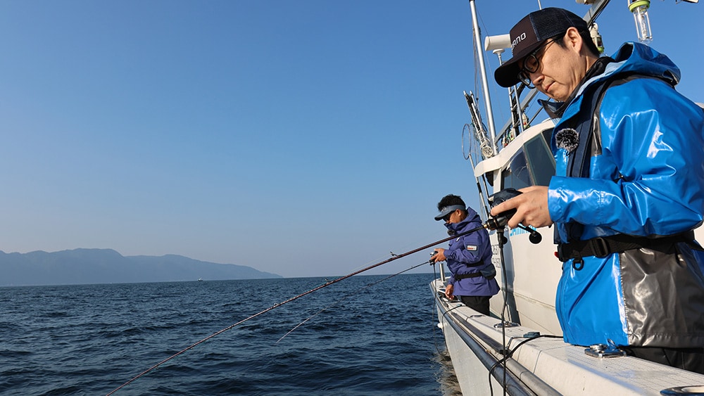 大鯛が期待できるが、アングラーには負担の多い三国沖。NEWフォースマスター300がアングラーをしっかりサポートしてくれるのかを検証！