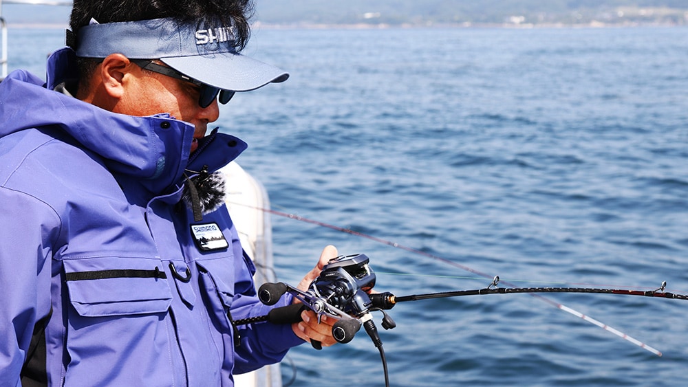 普段は手巻きリールでの鯛ラバを好む赤澤さん。フォースマスター300が鯛ラバで活躍するのか、性能を細かくチェックしていく。