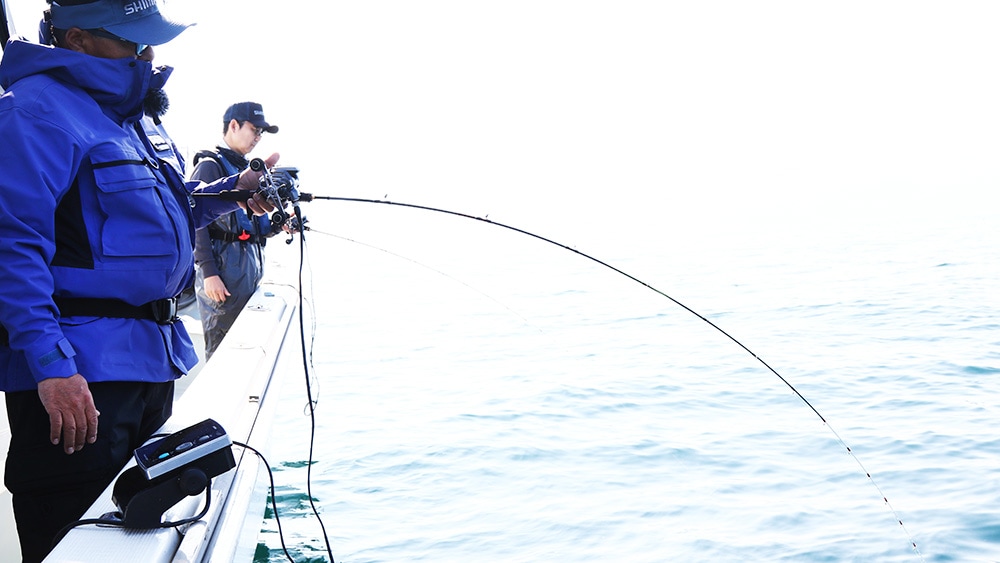 赤澤さんは、フルソリッドの7フィートのロッドをセレクト。電動リールでのファイトや深場でのやり取りを考慮した選択だ。