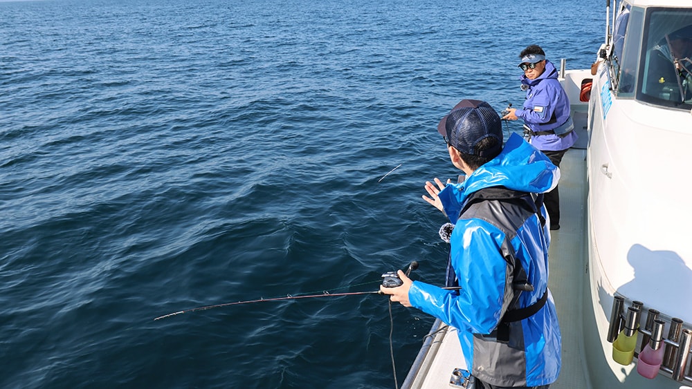 お互い「さそい速」の数値を共有。あえて違う数値にして、どちらかにバイトがあれば、「さそい速」の数値、タナ、ライン角度を教え合う。情報を伝え合うことで、より釣果に近づくことができる。