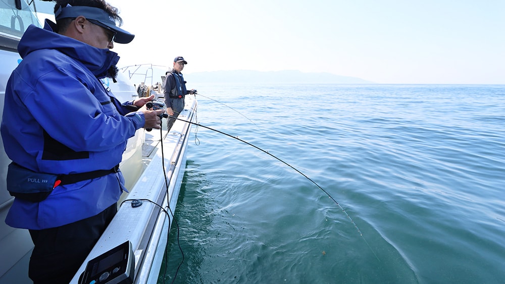 赤澤さんにヒット！慣れない電動リールだが、うまく使いこなし巻き上げていく。