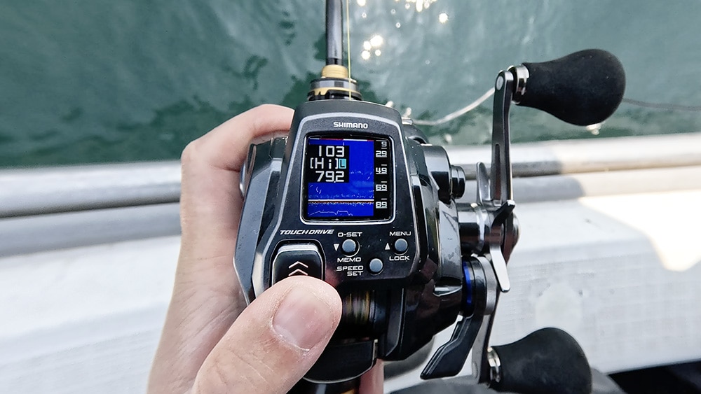 「さそい速」で巻き上げ、アタリがあったらタッチドライブを押し、最大スピード（Hi)でフッキング。離せばファイト速に切り替わる。ファイト中に喰い上げなどで速く巻き取りたい時も、タッチドライブでHiに入れれば対処できる。
