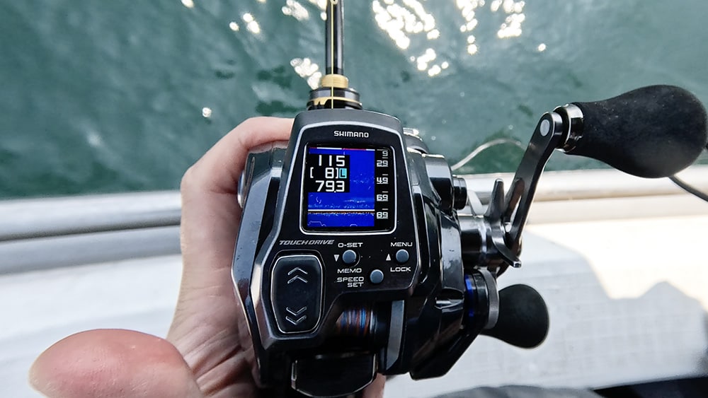 「さそい速」で巻き上げ、アタリがあったらタッチドライブを押し、最大スピード（Hi)でフッキング。離せばファイト速に切り替わる。ファイト中に喰い上げなどで速く巻き取りたい時も、タッチドライブでHiに入れれば対処できる。