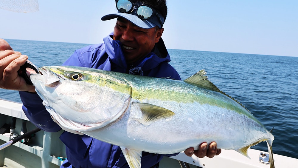 10kgクラスのブリ。不意にかかるゲストにもフォースマスター300はしっかり対応。