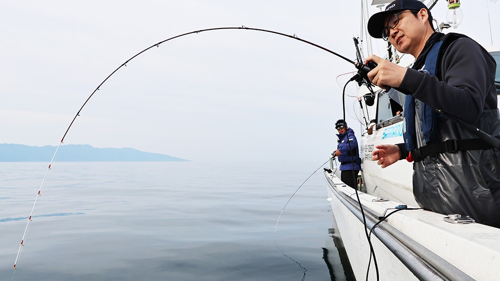 最後に大鯛をヒットさせた富所さん。ポンピングをしながら、どんどん寄せていった。