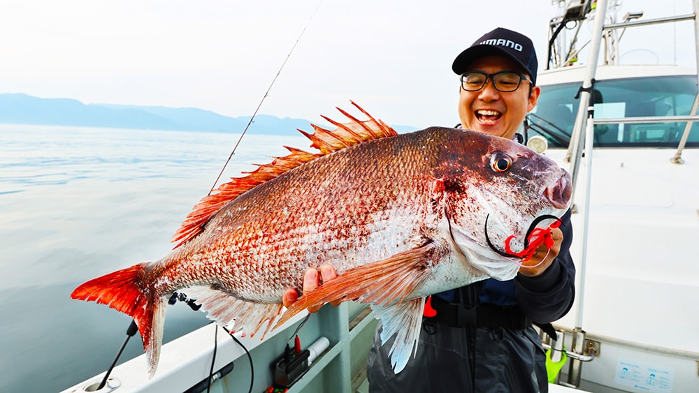 狙いのサイズがヒットして満面の笑みの富所さん。余裕のあるファイトだった。