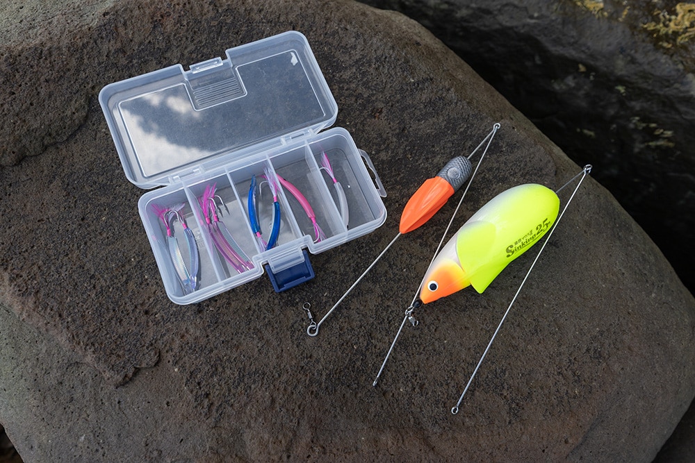 弓角は専用のフロートやジェット天秤を仕掛けにセットして使う。状況に応じて表層から低層まで探れるようにしておくとよい。 弓角は専用のフロートやジェット天秤を仕掛けにセットして使う。状況に応じて表層から低層まで探れるようにしておくとよい。