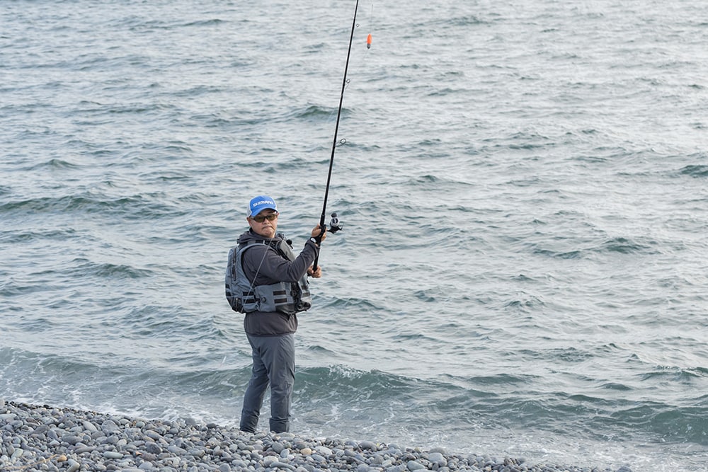 ロングロッドは後方が侵食して急勾配になったサーフでも活躍する。長さを活かせば仕掛けが地面に当たらず快適なキャストが可能。 ロングロッドは後方が侵食して急勾配になったサーフでも活躍する。長さを活かせば仕掛けが地面に当たらず快適なキャストが可能。