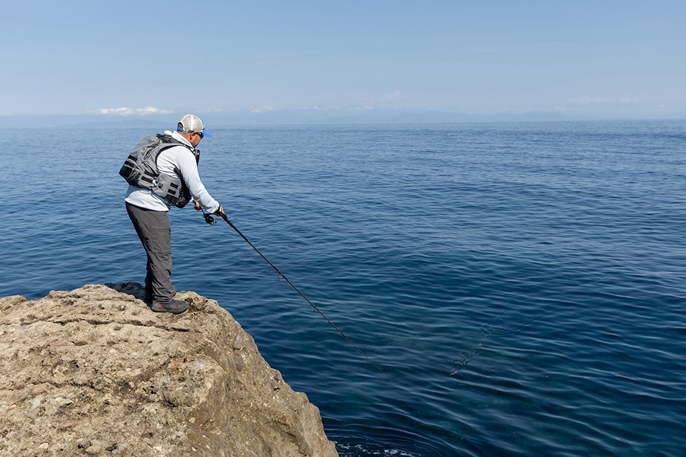 ロングロッドは沖磯でも活躍。足場の高いポイントでも足元まで丁寧に探れる。 ロングロッドは沖磯でも活躍。足場の高いポイントでも足元まで丁寧に探れる。
