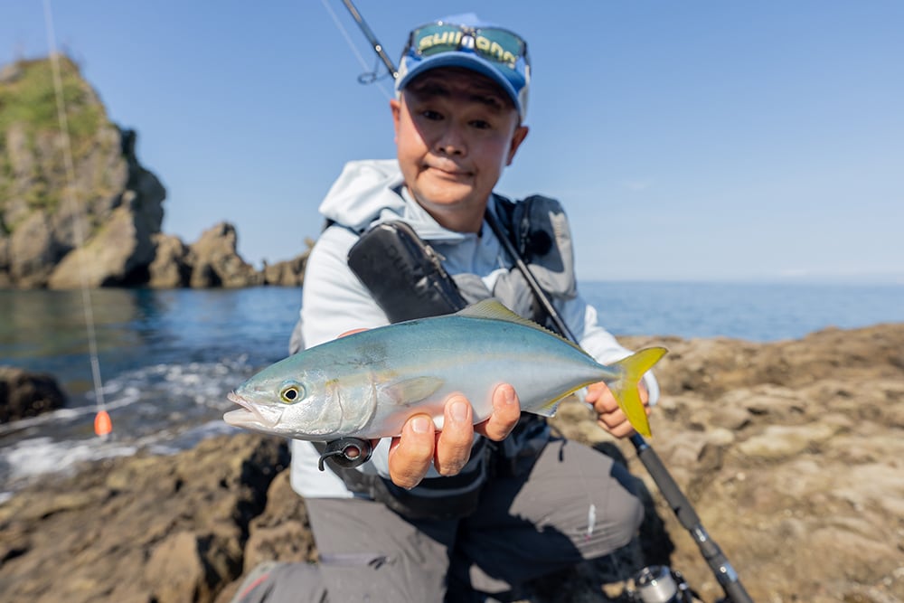 上げ潮の潮止まり前にヒットしたワカシ。新保さんも沖磯で初めて弓角を使用するとのことであったが、狙い通りにヒットさせることができた 上げ潮の潮止まり前にヒットしたワカシ。新保さんも沖磯で初めて弓角を使用するとのことであったが、狙い通りにヒットさせることができた