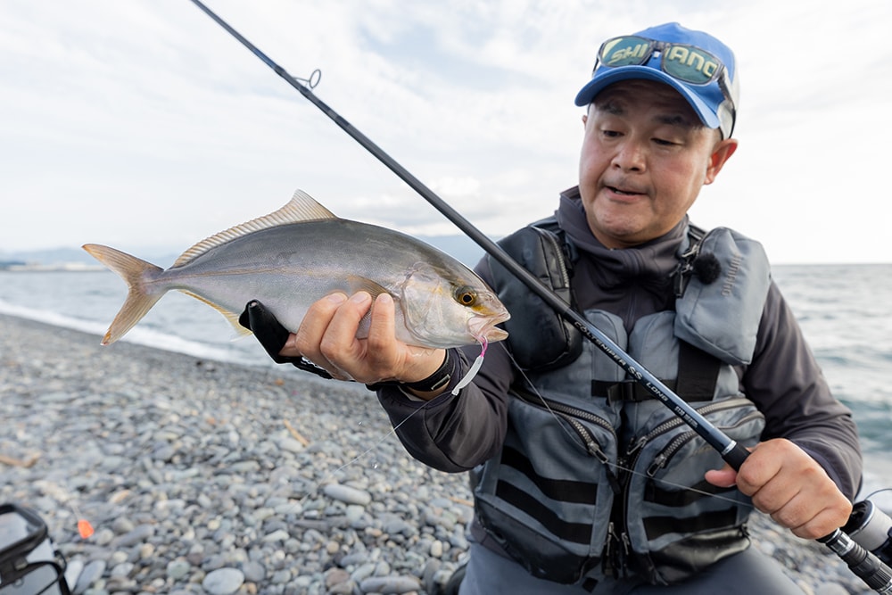 弓角で挑む夏の沼津エリア。新保明弘が「コルトスナイパーSS LONG」でゴロタサーフから沖磯まで釣り歩く。 弓角で挑む夏の沼津エリア。新保明弘が「コルトスナイパーSS LONG」でゴロタサーフから沖磯まで釣り歩く。